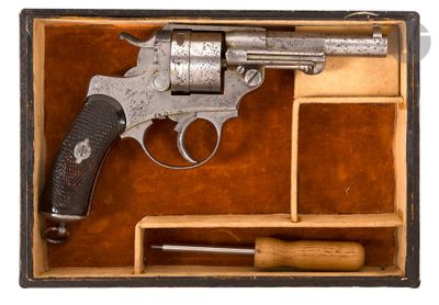 un vieux pistolet dans une boîte en bois contenant un marteau