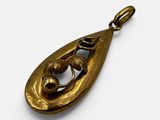 une image d'un pendentif en or sur fond blanc