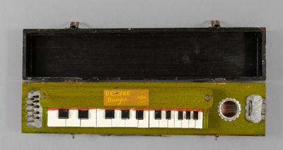 un clavier de piano vert et blanc avec des touches noires et blanches