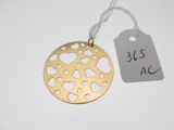 un bijou en or orné de cœurs, avec une étiquette de prix attachée