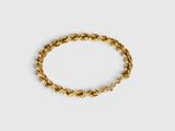 un bracelet en or représentant une corde torsadée sur fond blanc