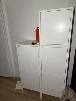 un réfrigérateur et une armoire dans un coin de la pièce