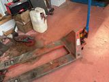une photo d'un garage avec des outils par terre