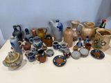 de nombreux types de vases sur la table