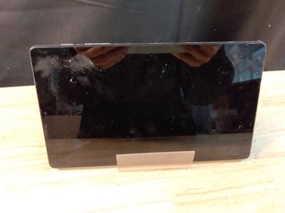 Quelqu'un prend une photo d'une tablette posée sur une table