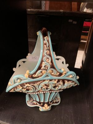 * Panier en céramique à décor d'acanthe et godrons. - Photo 1