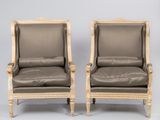 paire de fauteuils de style Louis XVI avec assises rembourrées en cuir