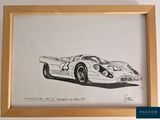 un dessin représentant une Porsche de course, exposé dans un cadre en bois