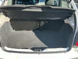 le coffre d'une voiture dans lequel se trouve un sac de voyage