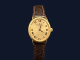 une image montrant un gros plan d'une montre-bracelet sur fond bleu