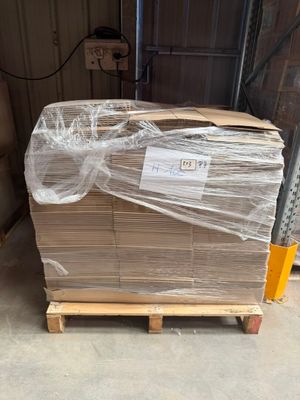 une palette remplie de palettes en bois dans un entrepôt