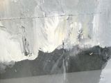 une peinture sur le mur d'un immeuble, avec une borne d'incendie au premier plan