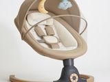 un fauteuil à bascule pour bébé orné d'une lune et d'un nuage