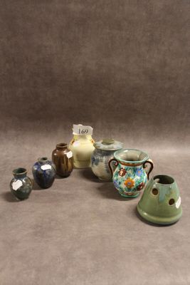 de nombreux types de vases différents posés sur une table