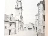 une photo en noir et blanc d'une tour horloge au cœur d'une ville