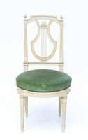 Chaise en bois laqué blanc, mouluré et sculpté à dossier lyr… (photo 5)