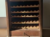 un petit casier à vin en bois contenant de nombreuses bouteilles