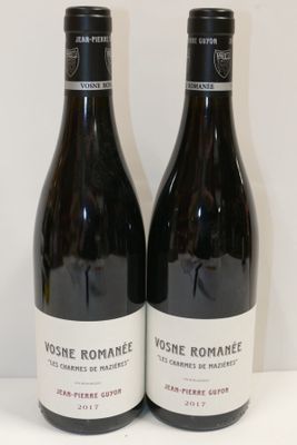 deux bouteilles de vin posées l'une à côté de l'autre sur une table