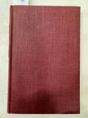 un livre rouge muni d'une étiquette, posé sur une table