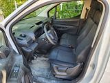 l'intérieur d'une voiture, la portière ouverte, avec une peluche sur le siège passager