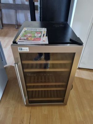 une cave à vin dotée d'une porte vitrée au milieu
