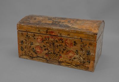 une vieille boîte en bois ornée d'un motif floral