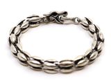 gros plan d'un bracelet en argent sur fond blanc