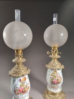 Paire de lampes à pétrole à fut en porcelaine polychrome à d… (photo 4)