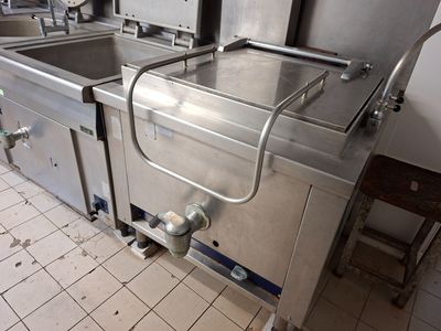 deux éviers au milieu d'une cuisine où il n'y a personne