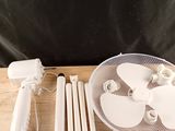 une photo d'une table sur laquelle se trouvent un ventilateur et d'autres objets