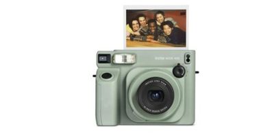 une image représentant un appareil photo Polaroid sur lequel figure la photo d'une famille