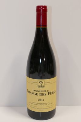 une bouteille de vin posée sur une table