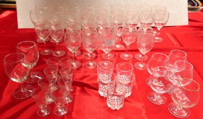 beaucoup de verres à vin vides sur une table rouge