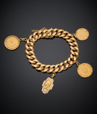 un bracelet en or orné de pièces et d'une breloque en forme de pièce
