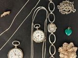 de nombreux types de bijoux sur la table