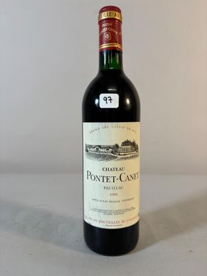 une bouteille de vin posée sur une table