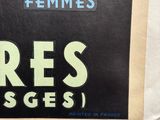 a woman holding a sign that says tress des seces