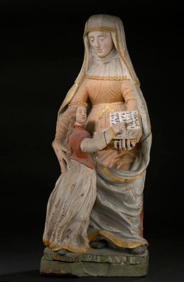 statue d'une femme tenant un enfant dans ses bras