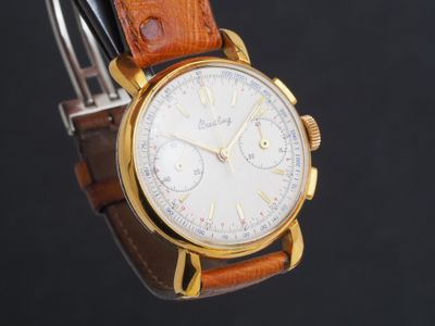 Gros plan sur une montre-bracelet avec un bracelet marron