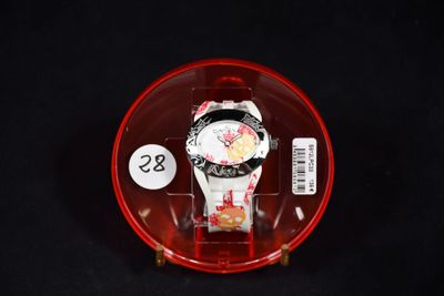 une montre qui se trouve dans un étui en plastique posé sur une table