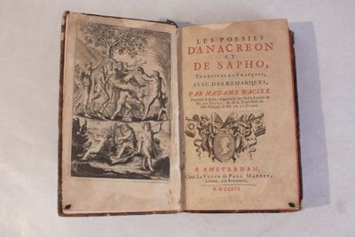 un vieux livre ouvert sur une surface blanche