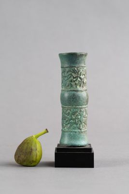 une figurine représentant un vase et une figurine représentant une figurine représentant une figurine représentant une figurine représentant une figurine