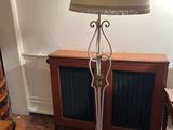 une lampe posée sur un support dans une pièce