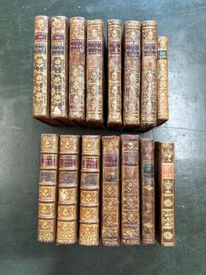 six vieux livres posés les uns à côté des autres sur une table