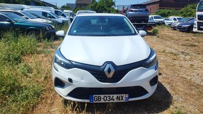 une voiture blanche garée dans l'herbe