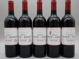 quatre bouteilles de vin rouge sont alignées