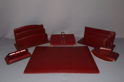 une photo d'un ensemble de bureau comprenant un bureau en cuir rouge