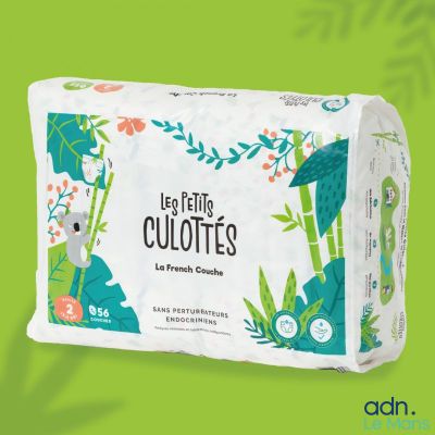 un gros plan d'un rouleau de papier toilette sur fond vert