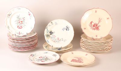 plusieurs assiettes empilées sur une table