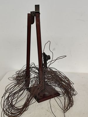 une sculpture représentant une paire de ciseaux posée sur une table